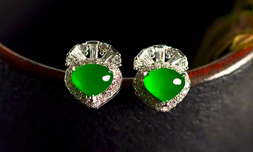 green jade styling – one jade piece elevating an everyday outfit