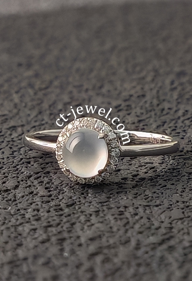 Icy jade ring in 18K white gold with diamonds
